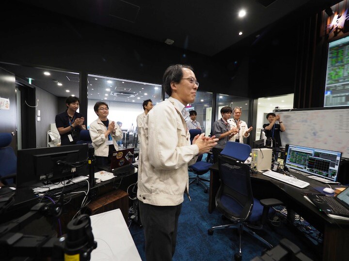 「はやぶさ2」がリュウグウに到着したことが確認された瞬間の管制室の様子。中央で拍手しているのが「はやぶさ2」プロジェクトを率いる津田雄一プロジェクト・マネージャー (C) JAXA