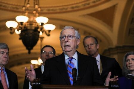　３月１６日、米上院共和党のマコネル院内総務（写真中央）は、バイデン大統領に対し、ウクライナ領空の防衛強化、北大西洋条約機構（ＮＡＴＯ）の東欧加盟国における米国のプレゼンス強化と東欧訪問を求めた。写真はワシントンで１５日撮影（２０２２年　ロイター／Emily Elconin）