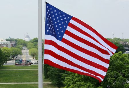 格付け会社フィッチ・レーティングスは１日、米国の外貨建て長期債格付けを「ＡＡプラス」に据え置いた。見通しは「ステーブル（安定的）」。（２０２４年　ロイター／Yuri Grip）