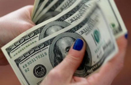 ニューヨーク外為市場では、ドルが小幅高で推移。全般的に狭いレンジでの取引に終始した（２０２０年　ロイター／Marcos Brindicci）