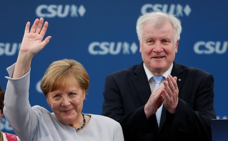 ５月２８日、ドイツのメルケル首相（左）は、Ｇ７首脳会議の終了後、欧州が同盟国だけに依存することはできないと述べた。写真はミュンヘンで２８日撮影（２０１７年　ロイター/Michaela Rehle）