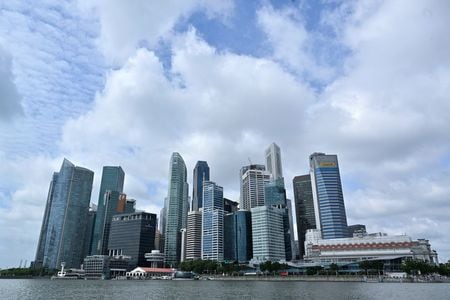 　シンガポール金融管理局（ＭＡＳ）が実施したエコノミスト調査で、今年のシンガポールの成長率とインフレ率の予想が下方修正された。写真は２０２３年１月、シンガポールで撮影（２０２５年　ロイター／Caroline Chia）