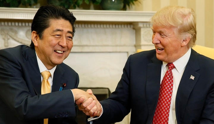 訪米した安倍首相とトランプ米大統領（2月10日、ホワイトハウス）　Jim Bourg-REUTERS