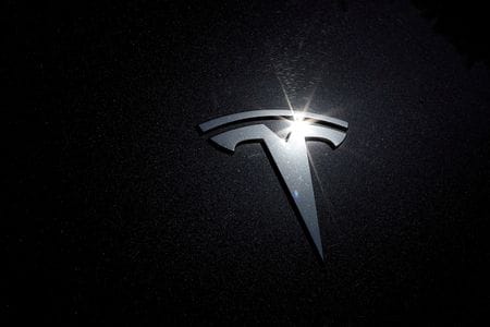 米電気自動車（ＥＶ）大手テスラは５月１７日、インド政府当局者に対し、国内販売と輸出向けの車両を生産する現地工場の設立を提案、中断していた同国政府との協議を再開した。写真はテスラのロゴ。２０２０年７月撮影（２０２３年　ロイター/Lucy Nicholson）