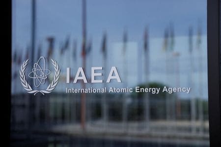 ロシアが占拠するウクライナ南部ザポロジエ原子力発電所がウクライナの無人機（ドローン）３機による攻撃を受け、作業員８人が負傷した。４月撮影（２０２４年　ロイター/Leonhard Foeger）