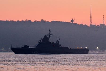 ロンドン保険市場の戦争委員会連合（ＪＷＣ）は４日、ロシアの全海域を高リスク地域のリストに追加した。写真は黒海に向かうロシア海軍の船舶。ボスポラス海峡で２月撮影。（2022年 ロイター/Yoruk Isik）