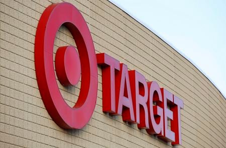 　２月３日、米ディスカウントストア大手ターゲットが、株主代表訴訟に直面している。写真は米イリノイ州にあるターゲット店舗の外観。２０１５年２月撮影（２０２５　ロイター／Jim Young ）