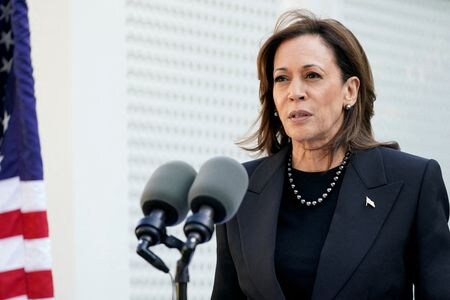 米大統領選の民主党候補ハリス副大統領（写真）は８日、高齢者向け公的医療保険「メディケア」を拡大し、在宅介護に絡む費用をカバーする計画を発表した。７日撮影（２０２４年　ロイター/Nathan Howard）