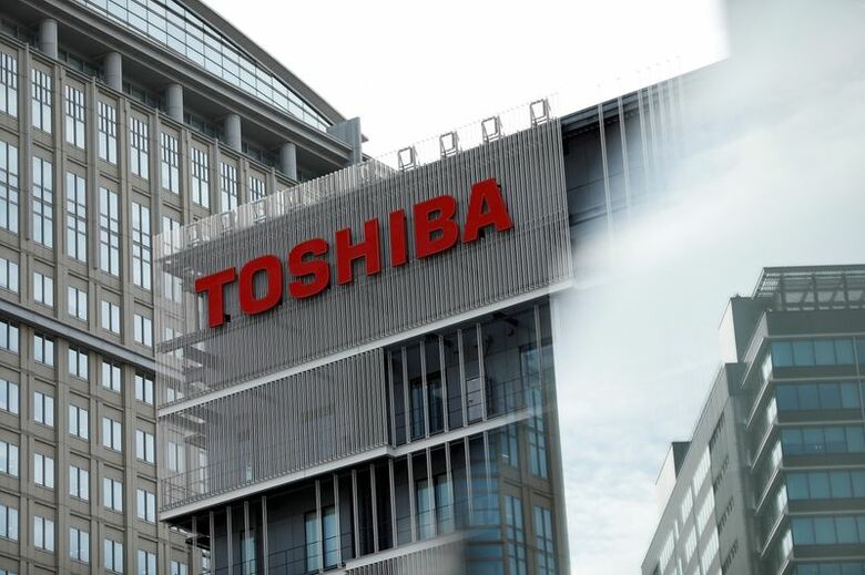 2023年4月、川崎市の東芝社屋前で撮影。REUTERS/Androniki Christodoulou