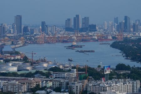 タイ財務省は９日、今年の経済成長率は４％強との見通しを示した。同日承認された不動産セクター活性化策が奏功すると見込んだ。写真は２０２３年１月、バンコクで撮影（２０２４年　ロイター/Athit Perawongmetha）