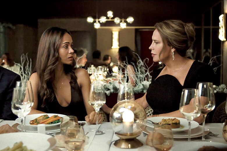 リタ（左）は女として生まれ変わったエミリアに再会　NETFLIXｰSLATE