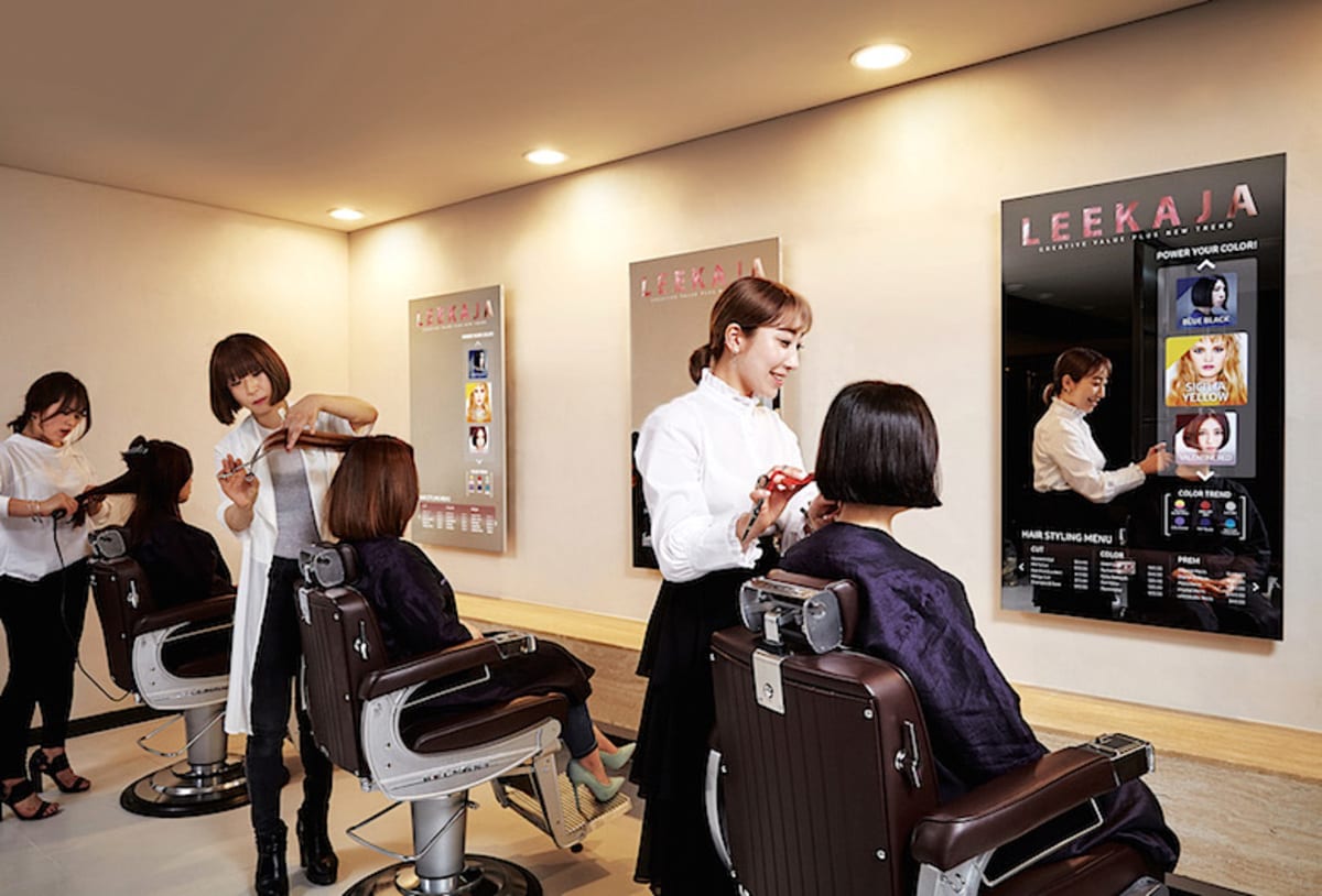 鏡 ヘアサロン バーバー 未来のヘアサロンを先取り！ 「魔法の鏡」は有機ELのミラー