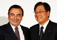 三菱自動車、会長を日産ゴーンCEOが兼務へ　再建に積極関与