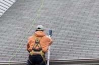 ｢こちらの家､屋根が壊れてますよ｣と言う業者を屋根に上げたら絶対ダメ　点検を装いわざと屋根を壊す悪徳業者も