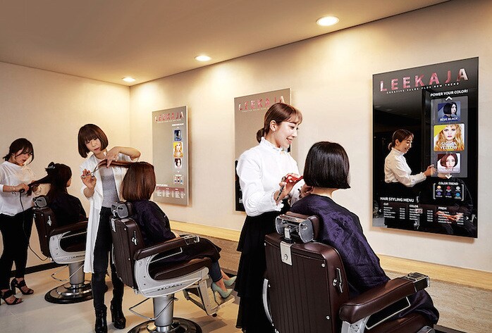 未来のヘアサロンを先取り！ 「魔法の鏡」は有機ELのミラー