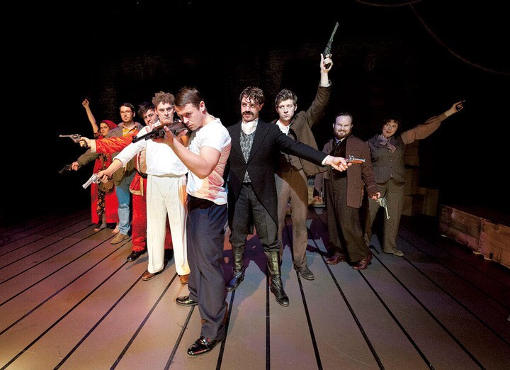 『アサシンズ』 暗殺を企てた人物たちが銃を手に舞台に上がる（12年ロンドン公演）