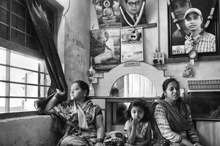 2015年5月マハーラーシュトラ州にて、カースト差別による暴力事件で、24歳の息子（当時は看護学校の学生）を亡くした家族