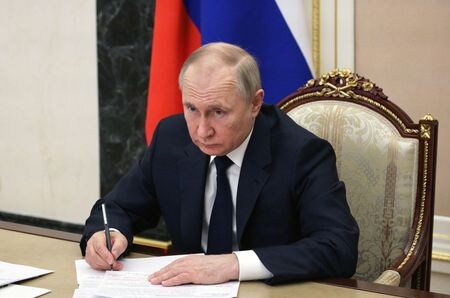 米上院は１５日、ロシアのプーチン大統領を戦争犯罪人として非難する決議案を全会一致で可決した。写真は３月１０日、モスクワで撮影（２０２２年　Sputnik/Mikhail Klimentyev/Kremlin via REUTERS）