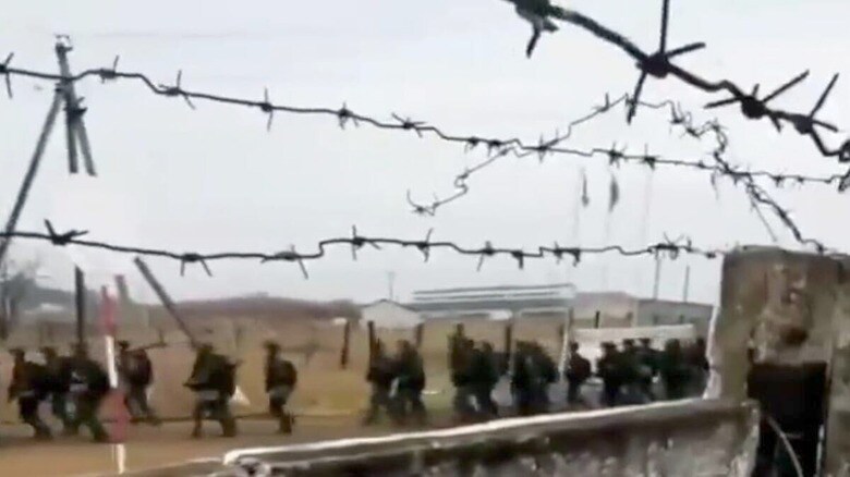 ロシアで軍事訓練を受ける北朝鮮兵の姿として10月18日に出回った動画より。調査会社OSINTの調べでロシア東部プリモルスキー地方の訓練場と特定された　EYEPRESS via Reuters Connect