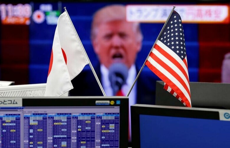 ２月２日、トランプ米政権は、ドル高をけん制する発言を繰り返す一方で、ドル高と合致する経済政策を標ぼうしている。相矛盾する姿勢に翻弄され、ドル相場は今後、乱高下しやすくなりそうだ。都内の為替トレーディングルームで１月撮影（２０１７年　ロイター/Toru Hanai）