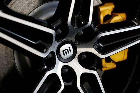 ４月１日、中国の小米科技（シャオミ）は、３月２９日に発生した同社製電気自動車（ＥＶ）「ＳＵ７」の死亡事故について、警察に積極的に協力しており、運転データとシステムデータを提出したと発表した。写真は同社のロゴがついたホイール。２０２４年３月撮影（２０２５年　ロイター/Tingshu Wang）