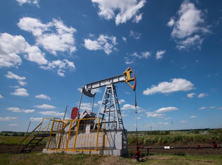 ロシア財務省は１８日、石油価格の変動や、西側諸国によるロシアのエネルギー輸出への制裁が国家予算に与える影響を緩和することを目的とした新たな措置を発表した。ロシア・タタールスタン共和国での石油採掘、７月撮影（２０２５年　ロイター）