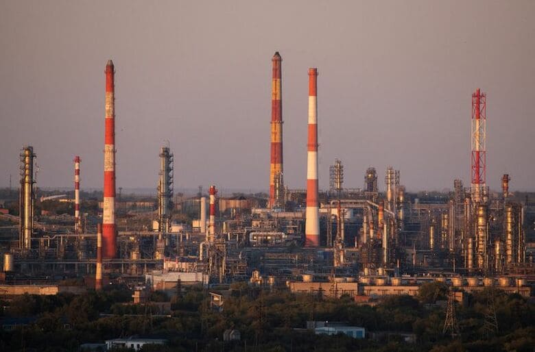 オルスクネフチェオルグシンテズ製油所。ロシアのオレンブルク州オルスク市で２０２５年８月撮影。REUTERS