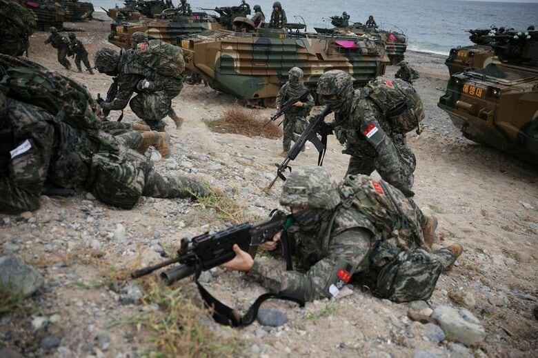 2024年9月2日、韓国・浦項（ポハン）で行われた、米韓両海兵隊による合同水陸両用上陸訓練「サンヨン」演習に参加する韓国海兵隊員。REUTERS/Kim Hong-Ji/File Photo