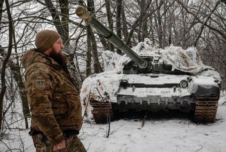写真は戦車の前に立つバレンティン・ボダノフ曹長。2月19日、ハルキウの前線付近で撮影。REUTERS/Sofia Gatilova