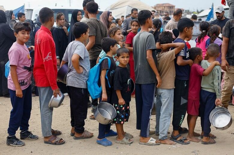 2026年10月18日、ガザ地区で国連世界食糧計画（ＷＦＰ） の配る食事を待つ子どもたち。 REUTERS/Mahmoud Issa