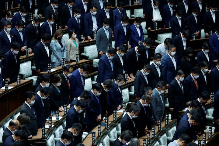 国会が果たすべきは「ルールメーカー」としての役目のはず（衆議院で安倍元首相に黙とうを捧げる議員たち、8月5日） Issei Kato-REUTERS
