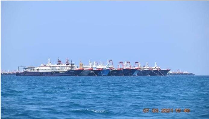 ３月２８日、フィリピンのロレンザーノ国防相は、同国が領有権を主張する南シナ海の海域に中国の海上民兵を乗せたとみられる２００隻以上の中国船舶が停泊している問題で、状況を監視するため、軍の軽量戦闘機を毎日、同船団の上空に派遣していると明らかにした。写真は、フィリピンの排他的経済水域（ＥＥＺ）内にあるウィットサン礁に停泊する船舶の一部。７日撮影、提供写真（２０２１年　ロイター/Philippine Coast Guard/National Task Force-West Philippine Sea）