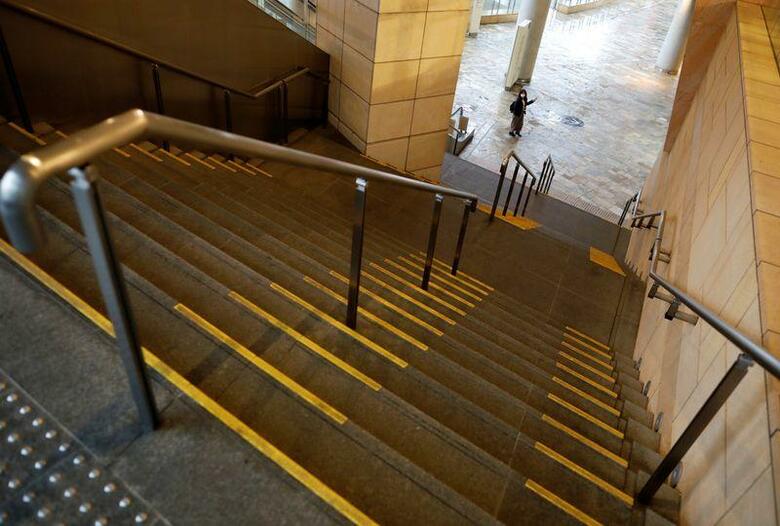 厚生労働省によると、新型コロナの影響で雇い止めや解雇となった人の数は、９日時点で見込みも含め２万人を超えた。その多くは非正規で、６月に入ってから雇用情勢は急速に悪化している。写真は４月１日、東京・六本木で撮影（２０２０年　ロイター/Issei Kato）