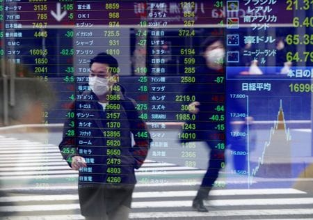 　１０月１４日、前場の東京株式市場で、日経平均は前営業日比１２円４３銭安の２万３５８９円３５銭となり、反落した。都内で３月撮影（２０２０年　ロイター／Issei Kato）