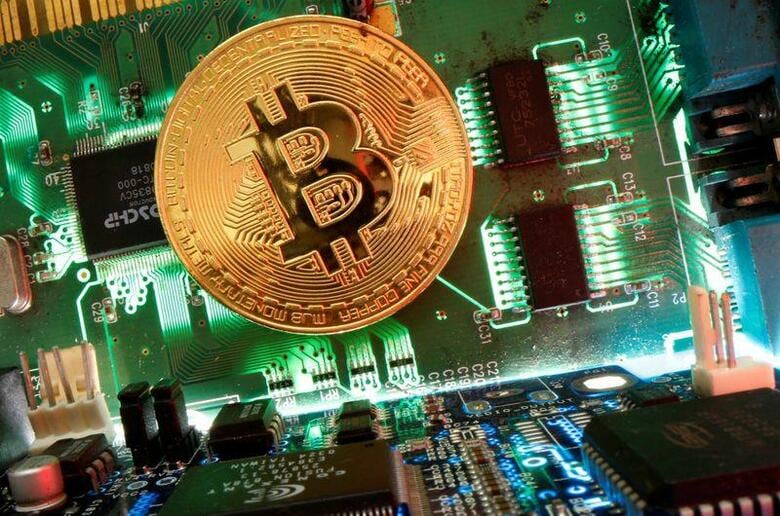 著名人のツイッターアカウント乗っ取り事件では、12万ドル相当の仮想通貨ビットコインを受け取ったハッカー集団が「デジタルフットプリント(デジタルの足跡)」を残したとみられ、捜査の手掛かりになる可能性がある。写真は4月撮影(2020年　ロイター/Dado Ruvic)