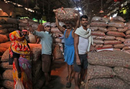 　４月１７日、インド政府が発表した３月の卸売物価指数（ＷＰＩ）は前年同月比１．３４％上昇し、前月の３．８５％上昇から鈍化して約３０年ぶりの低い伸びとなった。インド・コルカタで２０２１年撮影（２０２３年　ロイター/Rupak De Chowdhuri）