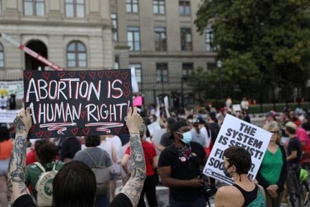 　１０月７日、米南部ジョージア州最高裁は、妊娠約６週より後のほぼ全ての人工妊娠中絶を禁止する州法を差し止めた下級審の判決を巡り、州政府による上訴を審理する間、効力を復活させる判断を示した。写真は中絶の権利を求めるデモの参加者ら。２０２２年５月、同州アトランタで撮影（２０２４年　ロイター/Alyssa Pointer）