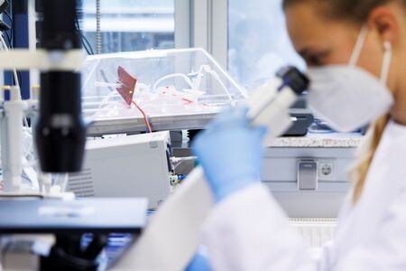 　７月１日、米厚生省は、サル痘感染大流行に備えてデンマークのバイオ医薬品会社ババリアン・ノルディックにワクチン２５０万回分を追加発注したと発表した。写真はドイツのマルティンスリートにあるババリアン・ノルディックの研究所で５月撮影（２０２２年　ロイター／Lukas Barth）