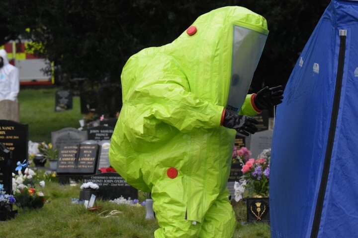 ソールズベリーの墓地で除染作業に当たる係官（筆者撮影）