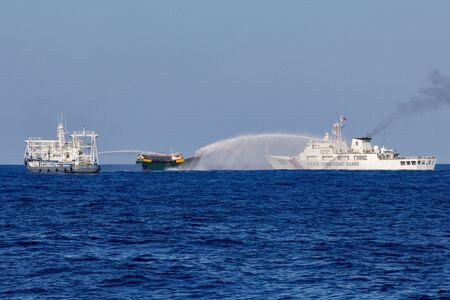 クリテンブリンク米国務次官補（東アジア・太平洋担当）は２２日、訪問先のベトナムで、南シナ海を巡る情勢に深い懸念を示し、中国の最近の行動は深刻な不安定化を招いていると批判した。写真はフィリピンの補給艦に放水する中国海警船。３月５日、南シナ海で撮影（２０２４年　ロイター/Adrian Portugal）