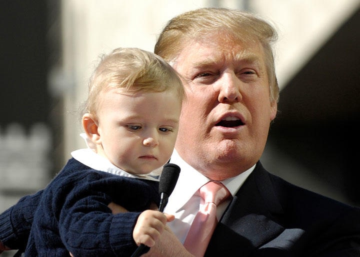 トランプは運用も事業も下手でいつも父親に助けられていた？（2007年、息子のバロンと）　Chris Pizzello-REUTERS