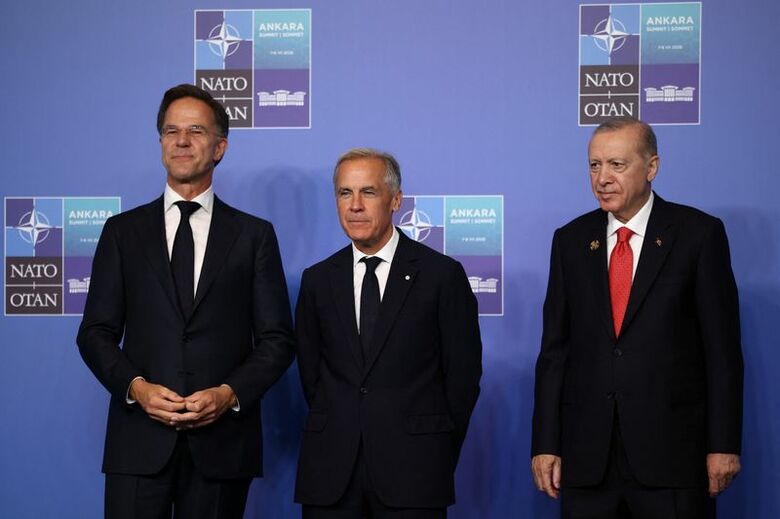 7月、トルコのアンカラで開催されたNATO首脳会議で、カナダのカーニー首相らを歓迎するトルコのエルドアン大統領（右）。 REUTERS/Stoyan Nenov