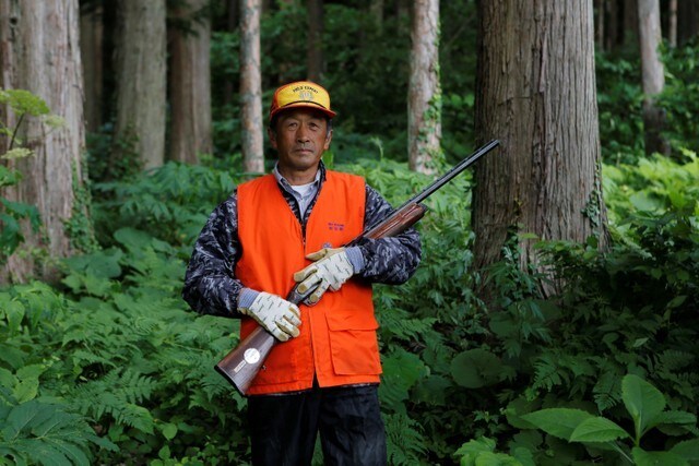 ７月４日、リンゴ農家の伊東郷美氏（６６、写真）は、昨年、近所の人がクマに襲われ怪我をした時に直接クマに遭遇した。山間の集落で唯一の猟銃保持者だった伊東氏は、９─１１月に、仕掛けの檻にかかったクマ１１頭を処分した。写真は７月撮影（２０１８年　ロイター／Kiyoshi Takenaka）