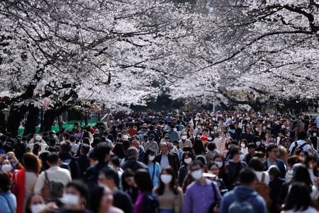 新型コロナウイルスへの対応として政府が検討している追加経済対策は事業規模で３０兆円超、真水となる財政支出で１５兆円以上が想定されている。写真は３月２２日、東京で撮影（２０２０年　ロイター/Issei Kato）