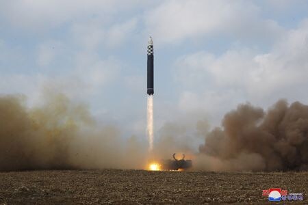 日米韓３カ国は、北朝鮮による大陸間弾道ミサイル（ＩＳＢＭ）などの発射を受け、同国の兵器開発などに関与した個人や団体を制裁対象に指定した。写真は１１月１９日にKCNAが公開したＩＣＢＭ発射時の写真（２０２２年　ロイター）