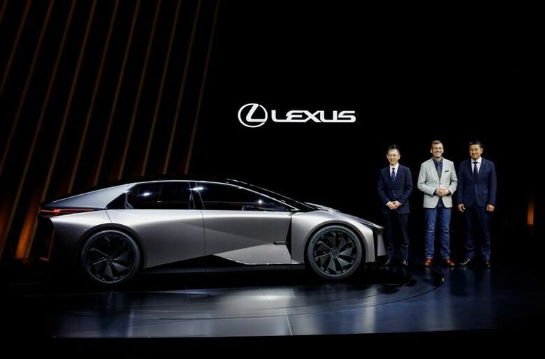 トヨタ自動車がジャパンモビリティ―ショーで公開した「ＬＦ－ＺＣ」。２０２３年１０月、東京ビッグサイトで撮影（ロイター/Issei Kato）