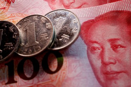 　中国人民銀行（中央銀行）が１１日発表した７月の新規人民元建て融資は３４５９億元（４７８億ドル）で６月の３兆０５００億元から急減し、アナリストの予想（８０００億元）も大幅に下回った。写真は人民元紙幣と硬貨。２２年２月撮影（２０２３年　ロイター/Florence Lo）