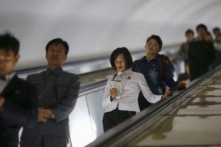 北朝鮮は今も公式には国内感染者はいないとしている（写真は2015年、平壌の地下鉄）　REUTERS/Damir Sagolj