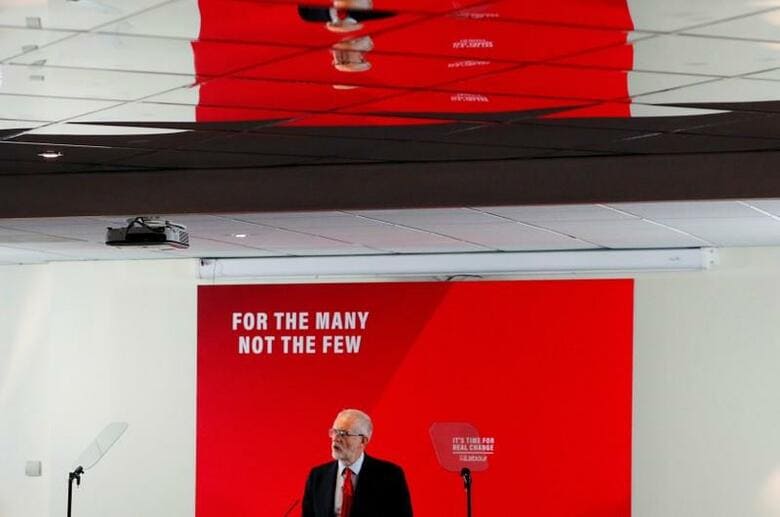 来月に総選挙が行われる英国で、野党・労働党のシステムが12日にかけて複数のサイバー攻撃を受けたことが、関係者らの話で判明した。写真はブラックプールで演説する労働党のコービン党首（2019年　ロイター/PHIL NOBLE）