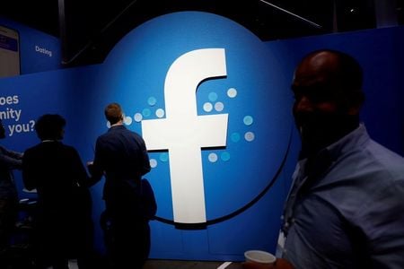 ７月２日、米議員の超党派グループが２日、米連邦取引委員会（ＦＴＣ）に対し、インターネット交流サイト（ＳＮＳ）最大手フェイスブック（ＦＢ）に対する訴訟を続けるよう求めた。写真はフェイスブックのロゴ。カリフォルニア州サンノゼで２０１９年４月撮影（２０２１年　ロイター/Stephen Lam）